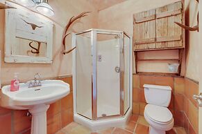 Rural Texas Villa w/ Hot Tub - Horses Welcome!