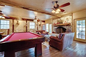 Rural Texas Villa w/ Hot Tub - Horses Welcome!