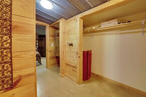 Rural & Horse-friendly Cabin ~ 24 Mi to Bandera!