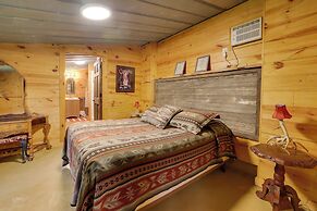 Rural & Horse-friendly Cabin ~ 24 Mi to Bandera!