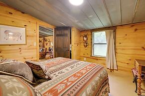 Rural & Horse-friendly Cabin ~ 24 Mi to Bandera!