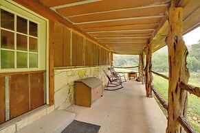 Rural & Horse-friendly Cabin ~ 24 Mi to Bandera!