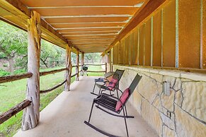 Rural & Horse-friendly Cabin ~ 24 Mi to Bandera!