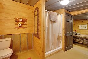 Rural & Horse-friendly Cabin ~ 24 Mi to Bandera!