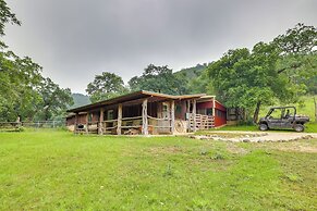 Rural & Horse-friendly Cabin ~ 24 Mi to Bandera!