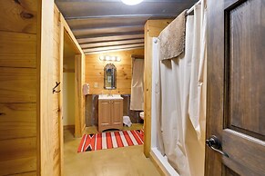 Rural & Horse-friendly Cabin ~ 24 Mi to Bandera!