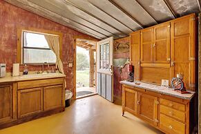 Rural & Horse-friendly Cabin ~ 24 Mi to Bandera!