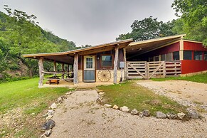 Rural & Horse-friendly Cabin ~ 24 Mi to Bandera!