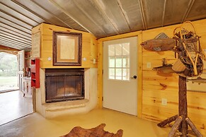 Rural & Horse-friendly Cabin ~ 24 Mi to Bandera!