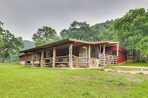 Rural & Horse-friendly Cabin ~ 24 Mi to Bandera!