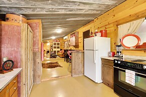 Rural & Horse-friendly Cabin ~ 24 Mi to Bandera!