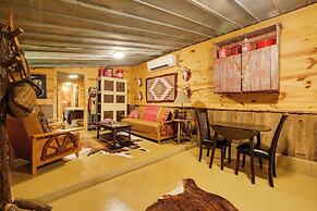 Rural & Horse-friendly Cabin ~ 24 Mi to Bandera!