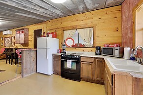 Rural & Horse-friendly Cabin ~ 24 Mi to Bandera!