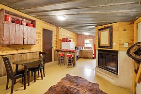 Rural & Horse-friendly Cabin ~ 24 Mi to Bandera!