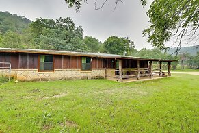 Rural & Horse-friendly Cabin ~ 24 Mi to Bandera!