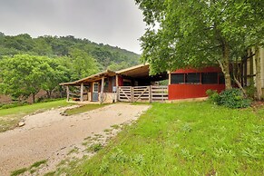 Rural & Horse-friendly Cabin ~ 24 Mi to Bandera!
