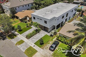 Chic 3BR w/ Pool Near Las Olas Blvd & Beach