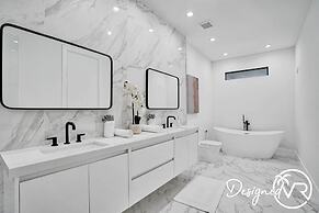 Chic 3BR w/ Pool Near Las Olas Blvd & Beach