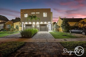 Chic 3BR w/ Pool Near Las Olas Blvd & Beach