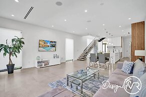Chic 3BR w/ Pool Near Las Olas Blvd & Beach