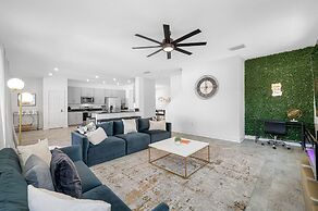 Luxury Modern Villa w/ Pool, Jacuzzi & Amenities!