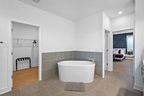 Luxury Modern Villa w/ Pool, Jacuzzi & Amenities!