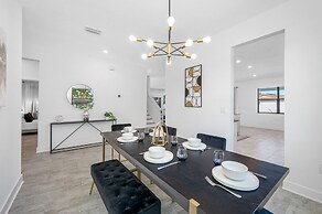 Luxury Modern Villa w/ Pool, Jacuzzi & Amenities!