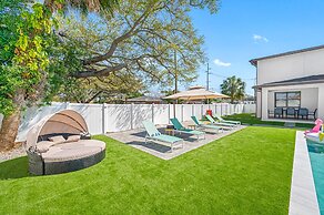 Luxury Modern Villa w/ Pool, Jacuzzi & Amenities!