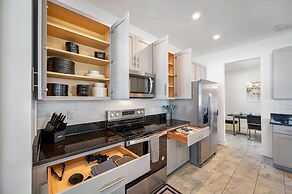 Luxury Modern Villa w/ Pool, Jacuzzi & Amenities!