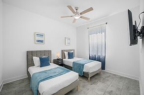 Luxury Modern Villa w/ Pool, Jacuzzi & Amenities!