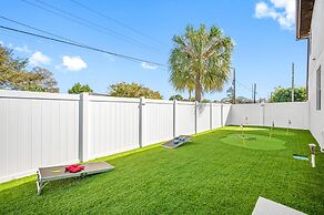 Luxury Modern Villa w/ Pool, Jacuzzi & Amenities!