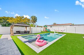 Luxury Modern Villa w/ Pool, Jacuzzi & Amenities!