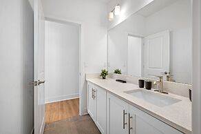 Luxury Modern Villa w/ Pool, Jacuzzi & Amenities!