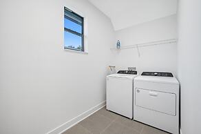 Luxury Modern Villa w/ Pool, Jacuzzi & Amenities!