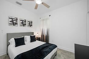 Luxury Modern Villa w/ Pool, Jacuzzi & Amenities!