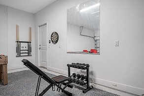 Luxury Modern Villa w/ Pool, Jacuzzi & Amenities!