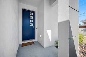 Luxury Modern Villa w/ Pool, Jacuzzi & Amenities!