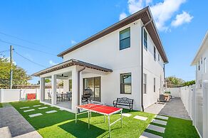 Luxury Modern Villa w/ Pool, Jacuzzi & Amenities!