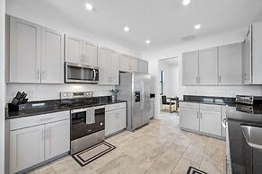 Luxury Modern Villa w/ Pool, Jacuzzi & Amenities!