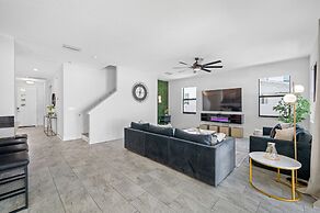 Luxury Modern Villa w/ Pool, Jacuzzi & Amenities!