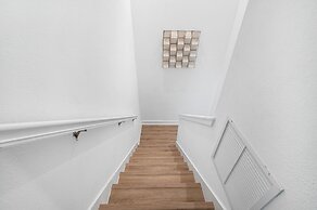 Luxury Modern Villa w/ Pool, Jacuzzi & Amenities!