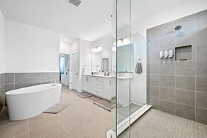 Luxury Modern Villa w/ Pool, Jacuzzi & Amenities!