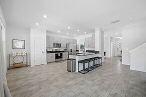 Luxury Modern Villa w/ Pool, Jacuzzi & Amenities!