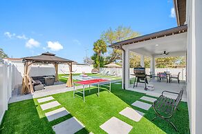 Luxury Modern Villa w/ Pool, Jacuzzi & Amenities!