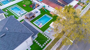 Luxury Modern Villa w/ Pool, Jacuzzi & Amenities!