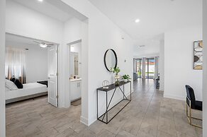 Luxury Modern Villa w/ Pool, Jacuzzi & Amenities!