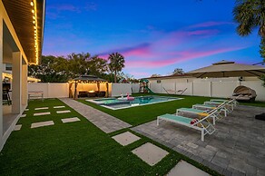 Luxury Modern Villa w/ Pool, Jacuzzi & Amenities!