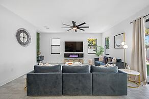 Luxury Modern Villa w/ Pool, Jacuzzi & Amenities!