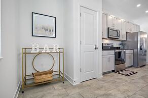 Luxury Modern Villa w/ Pool, Jacuzzi & Amenities!