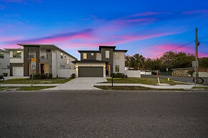 Luxury Modern Villa w/ Pool, Jacuzzi & Amenities!